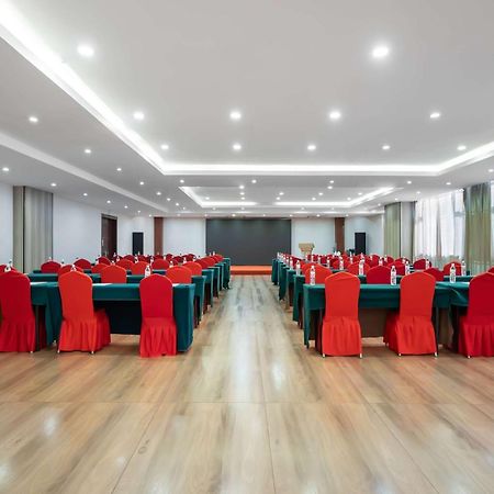 Ramada Linyi North Hotell Exteriör bild